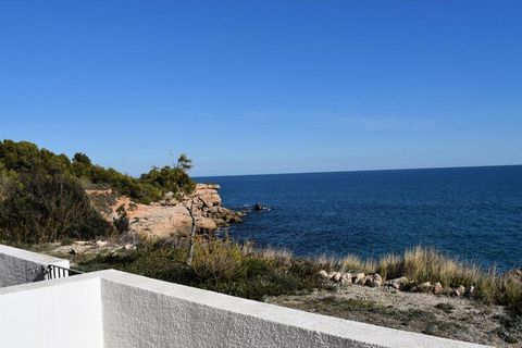 Bungalow on the edge of a cliff, 50 meters from a magnificent beach of fine sand and turquoise water called “Cala Calafaté”. With a surface area of ​​55 m2, it includes a double bedroom, a full bathroom, a dining room with sofa bed and fireplace, an ...