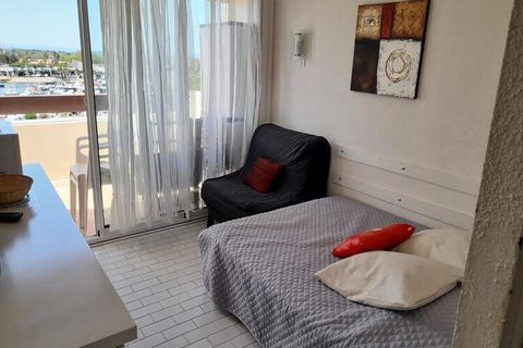 Monolocale per 2 persone, situato in Port Nature collina 6, al 4° piano con ascensore, vista porto. Soggiorno con 1 letto da 140 cm. Angolo cottura con forno a microonde, aspirapolvere, senséo.fan... Bagno con doccia e WC separati. Terrazza, orientam...