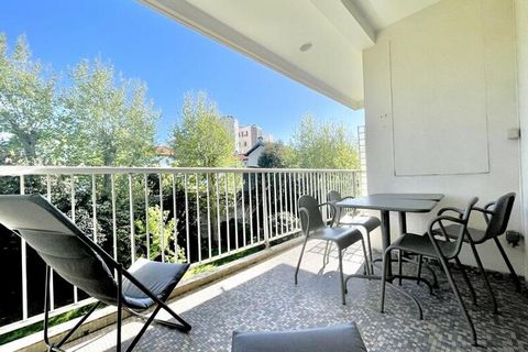 Benefit from a comfortable apartment offering 2 large bedrooms. The apartment also has a parking space, so you can park nearby. any time of the day. - 11 minutes away foot of the famous large beach of Biarritz, - 20 minutes away foot of the Halles de...