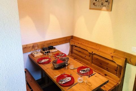 Dieses Apartment besteht aus 2 Zimmern und ist für die Unterbringung von 5 Personen ausgelegt. Es liegt im Weiler Crève Cœur. Es ist als möblierte Touristenunterkunft mit 3 Sternen klassifiziert. Es ist 3 Minuten von den ESF-Unterrichtsstunden, 10 Mi...