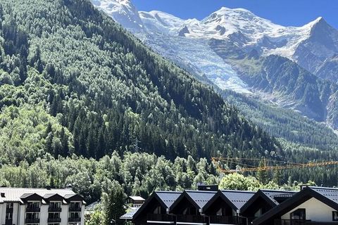 Gelegen in de badplaats Chamonix, op de kruising van Frankrijk, Zwitserland en Italië, biedt dit gezellige appartement een perfect uitje in de bergen. Het beschikt over een woonkamer met twee slaapbanken (waarvan één met onderschuifbed), een slaapkam...