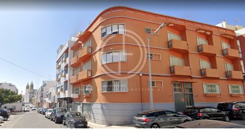 This building, located in Faro, Algarve, is a hotel currently undergoing renovation, consisting of a ground floor and three additional floors. Situated in the heart of the city, it boasts an excellent location within walking distance of the Marina an...