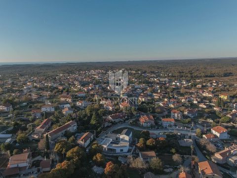 Location: Istarska županija, Rovinj, Rovinj. Istrien, Rovinj, Umgebung In einer ruhigen Siedlung, umgeben von Einfamilienhäusern und Grünflächen, steht ein Baugrundstück in der Nähe von Rovinj zum Verkauf. Bekannt für seine reiche Geschichte, charman...