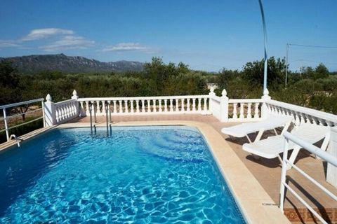 Rental of this pleasant holiday villa in Ametlla de Mar, on the Costa Dorada. This house for 6 people offers a large plot of 1500m² in the middle of olive fields. You will enjoy its private swimming pool in complete tranquility. With a rather rustic ...