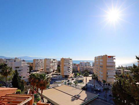 Spectaculaire appartement rénové de deux chambres avec une magnifique vue sur la mer situé dans un quartier calme et à quelques minutes à pied de la plage.Les chambressont lumineuseset offrentde belles vuesdont l'une donnant surla mer.Il y'aun salon ...