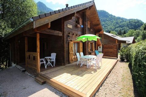 Dieses geräumige Chalet bietet Platz für bis zu 8 Personen und verfügt über vier komfortable Schlafzimmer, darunter zwei mit Doppelbetten und zwei mit Einzelbetten. Die Unterkunft ist auf Anfrage haustierfreundlich und verfügt über Bettdecken und Kis...