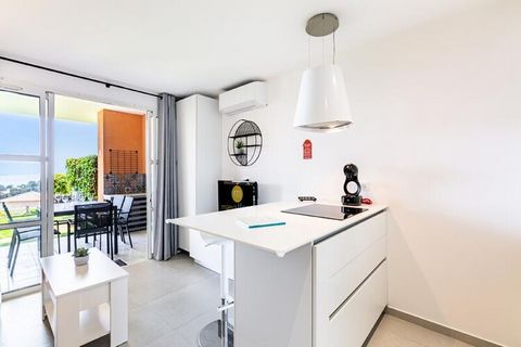 Dit appartement van 30 m² biedt een comfortabel verblijf voor maximaal 4 personen. Het beschikt over een slaapkamer met een tweepersoonsbed en een woonkamer met een slaapbank die comfortabel plaats biedt aan 4 personen. Het appartement beschikt ook o...