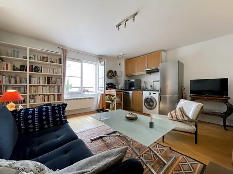 Au cœur du quartier piéton Montorgueil, rue Montmartre, au 4ème étage avec ascenseur d'un immeuble bien tenu. Ce charmant appartement en très bon état est composé d'une entrée, d'un séjour de 18 m2 avec cuisine ouverte, d'une chambre spacieuse avec r...