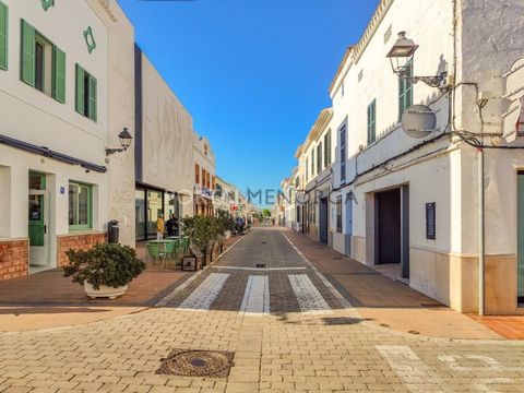 Si estás buscando un gran proyecto inmobiliario en el corazón de Sant Lluís, deberías visitar esta casa con patio en venta. Cuenta con una superficie construida de 330 m² que se distribuye en tres plantas. En la planta baja encontrarás un espacioso r...