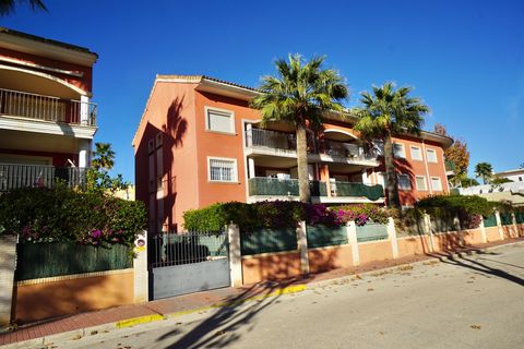 Construit en 2003, ce superbe penthouse en duplex de trois chambres et trois salles de bains offre une combinaison parfaite de style, de confort et de commodité. Située à seulement 550 mètres de la plage d'Arenal et à quelques pas des restaurants, de...