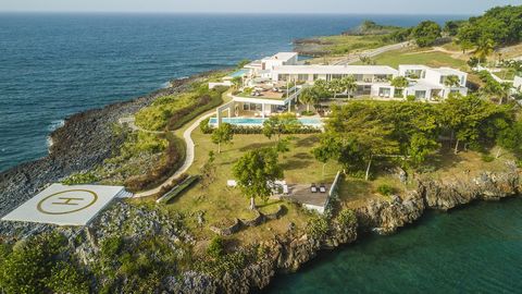 Benvenuti nel vostro paradiso in riva al mare! Al secondo livello vi aspettano due sontuose suite con letti king size, bagni lussuosi e balconi con vista sull'oceano. Entrambe le suite si aprono su una spaziosa terrazza dove si può godere della brezz...