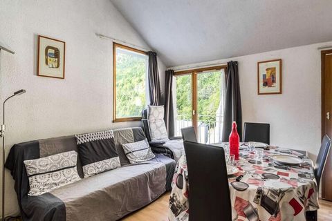 Appartamento baita duplex di 3 locali di 43 m² che può ospitare 6 persone, al 4° piano con ascensore. Esposizione NORD, con balcone, vista sul paese e sulla montagna. Soggiorno con divano letto per 2 persone, televisione, una camera con letto da 140 ...