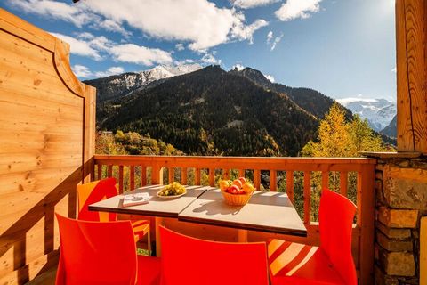 The “Les Alpages de Champagny” residence is a comfortable residential hamlet located at the entrance to the village, made up of 6 large chalets built in the countryside. Facing due south, it offers a splendid view of the VANOISE massif and the Courch...