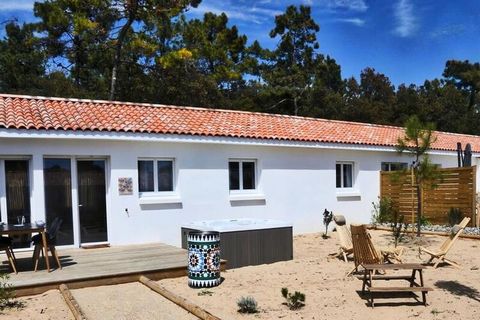 Au cœur de la forêt, cette villa de 65m² dée sur le thème du Maroc avec sa belle terrasse sans vis à vis et son spa privatif vous accueille pour un séjour relaksant. Szyk Décoré sur le thème du Maroc, cette maison de 65m² peut accueillir jusqu’à 8 os...