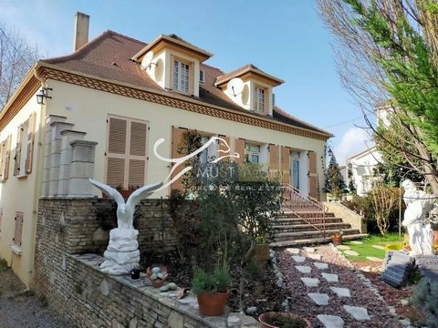 MAISON Jolie MAISON Type Périgourdine à 5 mn du centre Ville, sur 3 Niveaux avec un Jardin de 1 000 m² Composée en Rez de Jardin, d'une Entrée, un SALON/SEJOUR de 27 m² avec une Cheminée, une CUISINE Séparée, 3 CHAMBRES, une Salle d'Eau, un Wc, une B...