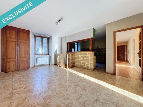 Situé à Tullins (38210), cet appartement traversant de 101 m² allie charme et potentiel. À proximité immédiate des commodités – gare, commerces, écoles – il offre un cadre de vie pratique et convivial, parfait pour les jeunes familles ou primo-accéda...