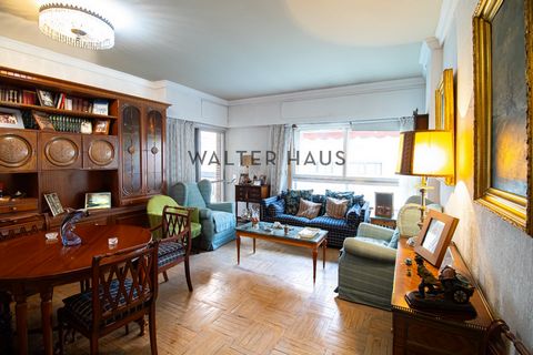 Walter Haus presenta en EXCLUSIVA este encantador apartamento, ubicado en la tercera planta de un edificio señorial en la prestigiosa calle Castelló, que ofrece una oportunidad única de vivir en una de las zonas más exclusivas de Madrid. Con una supe...