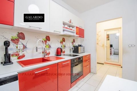 Galardo Real Estate vende un appartamento arredato con una camera da letto in una posizione attraente nel quartiere. 'Banishora'. Superficie costruita dell'immobile: 54 mq. Esposizione: nord-est/ovest. Si compone di un soggiorno soleggiato con cucina...