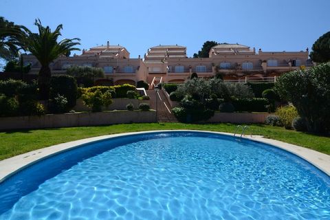 Exquisit apartament costaner a Begur. Entre la melodia de la Platja de l'Illa Roja i l'encant de Sa Riera, es troba aquesta urbanització, amb una comunitat que guarda gelosament els seus secrets, envoltada d'una piscina que captura els reflexos de l'...