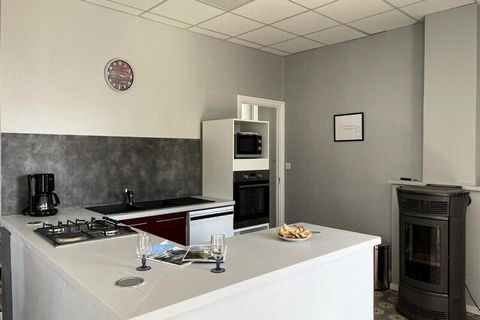 Ristrutturata con modernità, questa casa situata nel villaggio di La Chabanne sarà l'alleata perfetta per le vostre vacanze in famiglia o tra amici. Piano terra: Dall'ingresso luminoso, sarete sedotti dalla sua cucina attrezzata aperta sul soggiorno ...