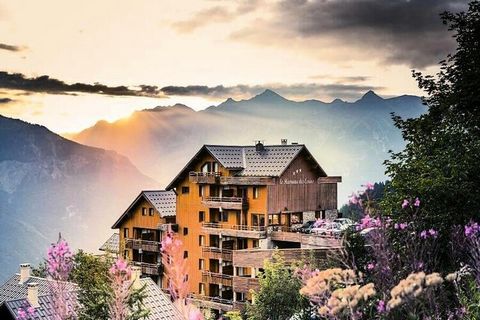 De Residence Le Hameau des Ecrins, gelegen in Puy Saint-Vincent 1800, heeft een ideale ligging met uitzicht op het resort en biedt u een uitzonderlijk panorama op het Ecrins Nationaal Park en Vallouise. Deze prachtige traditionele houten residentie b...