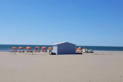 Questo accogliente appartamento T2, a soli 25 metri dalla spiaggia, offre un soggiorno confortevole per un massimo di quattro persone. Situato al secondo piano di un tranquillo residence, è dotato di una zona notte con un letto da 140 cm e un divano ...