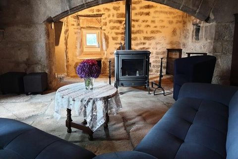 At the foot of the Monédères, in the Freysselines cirque, typical house of the region from the 17th century. century. Large living room living area of ​​70 m², 5 bedrooms. Ideal for meeting up with friends or family. Large living room/kitchen. Huge t...