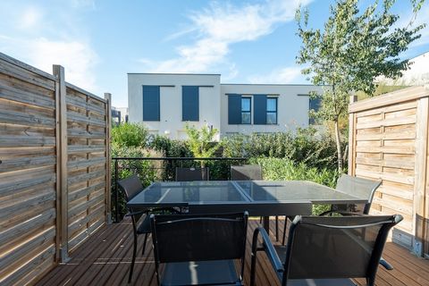 The villa in Valras-Plage has 2 bedrooms and capacity for 6 persons. Accommodation of 40 m² charming and is very light, It has garden. The property is located 150 m from the restaurant, 450 m sand beach, 2 km supermarket and it is located in a a fami...