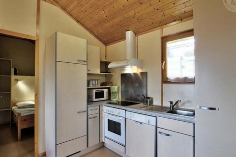 Gelijkvloers chalet van 35 m², woonkamer (uitgerust met een slaapbank), keuken. 2 slaapkamers waarvan één met een stapelbed van 90 cm en de andere met een bed van 140 cm. Privéterras van 12m2. Elektrische verwarming. Toegang tot een wasruimte met bet...