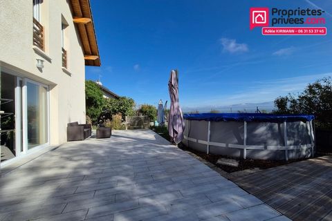 SOLE AGENT - Recent house in a quiet area with breathtaking views Adèle KIRMANN - Propriétés Privées presents this bright and functional house, located in a residential area in a dead end, a few minutes from shops and schools. This house consists of:...