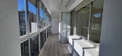 Reformado parcialmente! Descubre este magnífico piso situado en la codiciada zona de Ciudad Jardín, Madrid. Con una generosa superficie de 119 m², esta vivienda cuenta con tres amplias habitaciones dobles que ofrecen comodidad y espacio para toda la ...