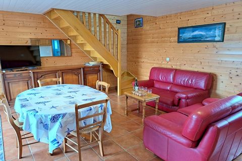 Nur 400 Meter vom feinsandigen, naturbelassenen Strand entfernt! Ihre bretonische Doppelhaushälfte hat eine tolle Dachterrasse mit Meerblick und liegt ruhig, etwas außerhalb des Ortskerns von Cleder. Das geschlossene Gartengrundstück mit der nach Süd...