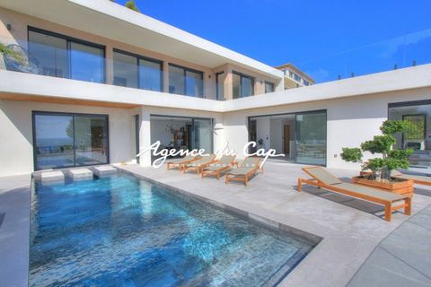 A few steps from the sea and the village of San Peire, this superb new contemporary villa offers a panoramic sea view over the bay of Saint-Tropez. It has large living spaces opening onto terraces facing the sea, an infinity pool, a master bedroom, a...