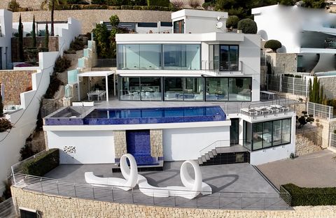 Gelegen in de prestigieuze woonwijk Racò de Galeno, op slechts 1.500 meter van de zee, biedt deze woning een buitengewoon uitzicht op de zee en de Peñón de Ifach, het symbool van de Costa Blanca. De villa is verdeeld over 4 verdiepingen op een percee...