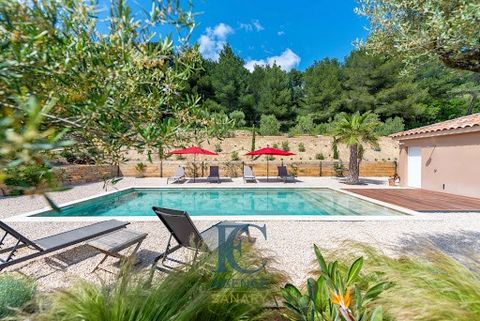 Exclusivity, in the heart of greenery and country paths of Cadière d'Azur, FC Agence Sanary invites you to discover this magnificent property with contemporary features while retaining the charm of Provence. The house boasts over 200 m2 of living spa...