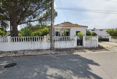 Dream house of typology T4 in Gouxaria - Alcanena, inserted in a plot of land with 2 017.00m2. With an excellent location for those looking for tranquility, peace and quiet and those who enjoy stunning landscapes. This villa is located in an area wit...