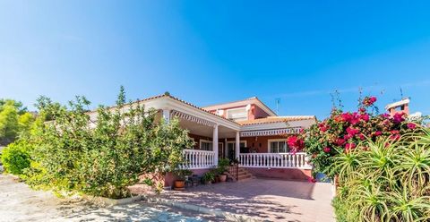 Magnificent finca with 18.800m2 of land, with 2 spacious homes and a guest bungalow. The main house consists of 2 floors, with a large living room, open kitchen, 4 bedrooms, 3 bathrooms, cellar, large terraces and a nice porch. It is equipped with ai...