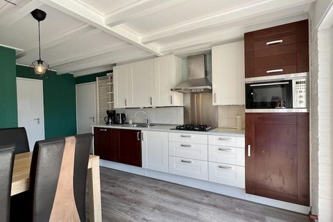 En un lugar soleado, justo al lado del parque infantil, se encuentra este bungalow de ladrillo independiente con interior y un gran jardín vallado con terraza orientada al suroeste. Hay una plaza de aparcamiento al lado del bungalow. Sala de estar y ...