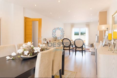 Deze villa met drie slaapkamers is een echt juweeltje. Als we binnenkomen, worden we begroet door een licht en gastvrij interieur dat rust uitstraalt in elk detail. Het gelakte meubilair geeft een elegante toets aan de grote en goed verdeelde ruimtes...