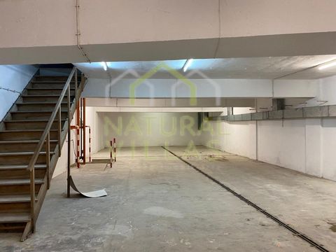 Store with High Visibility and Warehouse in Faro. With unique characteristics, ideal for starting or expanding your business. 500m2 spread over two floors! It offers a large and versatile area with natural light, currently with easily removable parti...