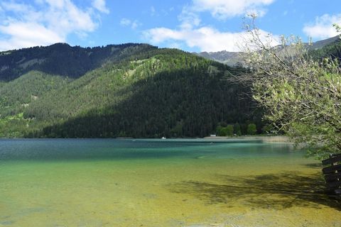 NATUR PUR - Erleben Sie die positive Wirkung dieses schönen und ruhigen Erholungsraumes auf ihr Wohlbefinden. Wunderschönes Landhaus in Alleinlage mit unverbautem Panoramablick auf den Millstätter See: Ihr Feriendomizil wurde 1997 erbaut und besticht...