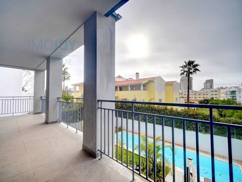 Com muito charme, inserido num condomínio exclusivo, de luxo com apenas 6 apartamentos, localizado na vila de Cascais, com áreas generosas e linhas modernas, conta com muita luz natural por ter muito boa exposição solar. Este imóvel com elevador, pis...