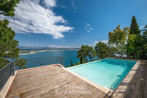 Located on the heights of Théoule-sur-Mer as a lookout, this quiet, completely renovated property of 223 m2 benefits from a privileged location and a magical view of the sea, the red rocks of the Estérel and up to the highest peaks of the Mercantour....