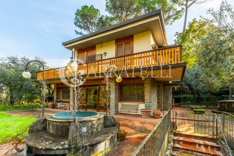 Freistehende Villa mit Garten am Stadtrand von Florenz, in der Gegend von Piazzale Michelangelo. Beschreibung Die Villa mit ca. 440 Quadratmetern Innenfläche wurde in den 70er Jahren auf den ersten Hügeln von Florenz geboren, umgeben von Natur und St...