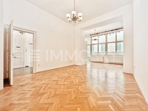 ¡Desayuno en su propia terraza en un lugar exclusivo! Situado cerca de Karlsplatz (U1/U4), este encantador apartamento de 3 habitaciones en un edificio antiguo en el entresuelo convence por su óptima planta (adecuada para pisos compartidos). Desde la...