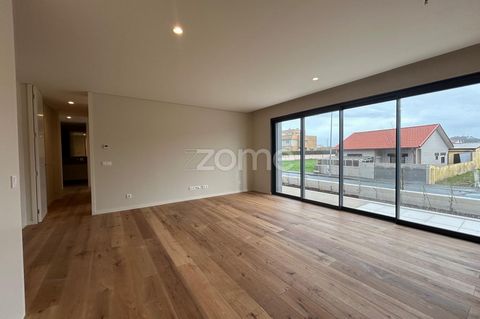 Property ID: ZMPT573088 This building favors modern construction and sustentável.Com an east/west sun exposure, all apartments benefit from a closed parking space, private outdoor space and a common outdoor area of 450m2 with swimming pool, a landsca...