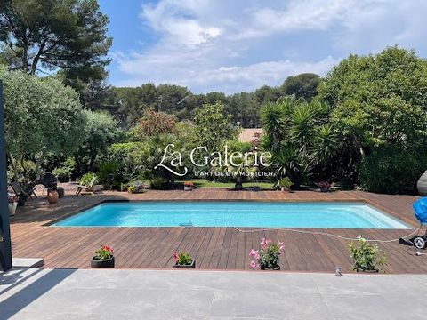 Discover this splendid 200 m² villa, nestled in the heart of Six-Fours-les-Plages, on a 1200 m² plot. This exceptional property will charm you with its lush garden, heated pool, and terrace adorned with a bioclimatic pergola, perfect for enjoying the...