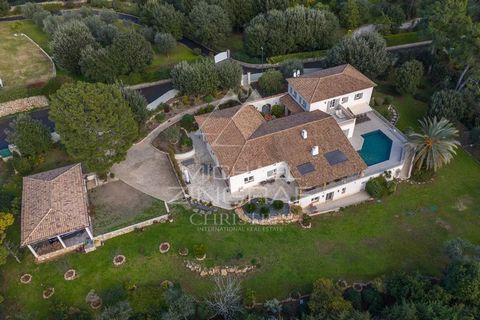 En una zona residencial, en el corazón de una prestigiosa finca de campo abierto, descubra esta propiedad familiar completamente renovada con materiales de calidad. Ubicado en una parcela ajardinada de aprox. 4400 m² en una posición dominante, ofrece...