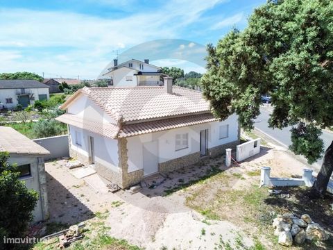 Villa de 2 chambres à Lagoa do Furadouro en construction manquant de finitions en termes de portes intérieures, d’étage, de cuisine et de salle de bain (vaisselle) Surface terrain 433 m2 Surface d’implantation 84 m2 La propriété dispose d’un espace e...