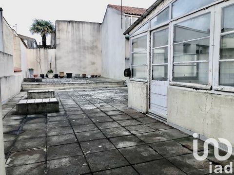 iad France - Bertille Renaud vous propose: Situé en hyper centre de Rochefort, au 1er étage d’une petite copropriété. appartement en duplex de type de 2 d’environ 70 m2, entièrement à rénover. C’est un bien Rare car il possède une terrasse de 100 m2 ...